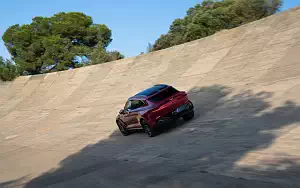   Aston Martin DBX - 2020