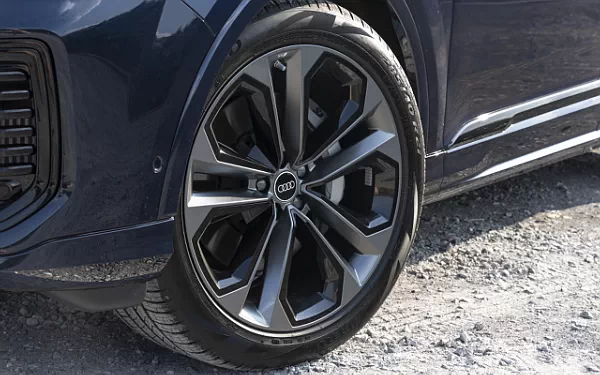 ���� ���������� Audi Q7 55 TFSI quattro (Waitomo Blue Metallic) US-spec - 2025