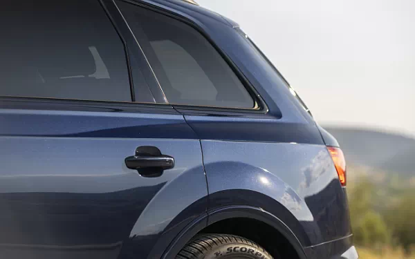 ���� ���������� Audi Q7 55 TFSI quattro (Waitomo Blue Metallic) US-spec - 2025