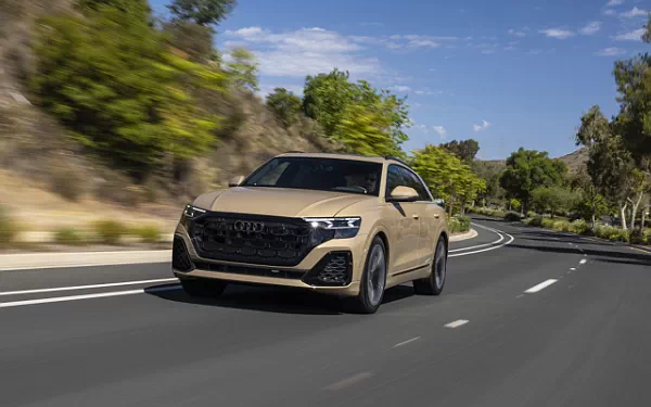 ���� ���������� Audi Q8 55 TFSI quattro S line (Sakhir Gold Metallic) US-spec - 2025