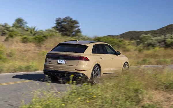 ���� ���������� Audi Q8 55 TFSI quattro S line (Sakhir Gold Metallic) US-spec - 2025
