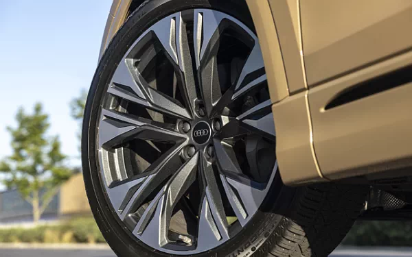 ���� ���������� Audi Q8 55 TFSI quattro S line (Sakhir Gold Metallic) US-spec - 2025