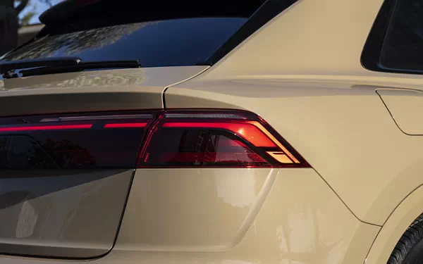 ���� ���������� Audi Q8 55 TFSI quattro S line (Sakhir Gold Metallic) US-spec - 2025