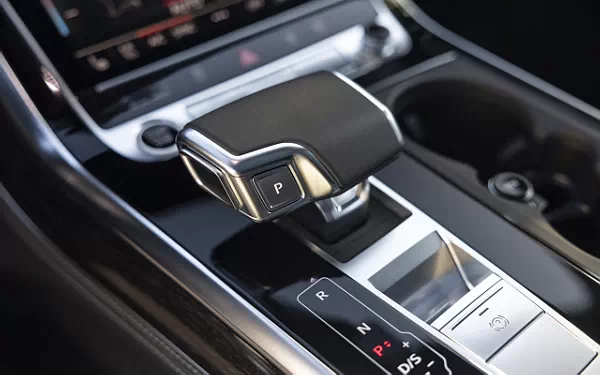 ���� ���������� Audi Q8 55 TFSI quattro S line (Sakhir Gold Metallic) US-spec - 2025