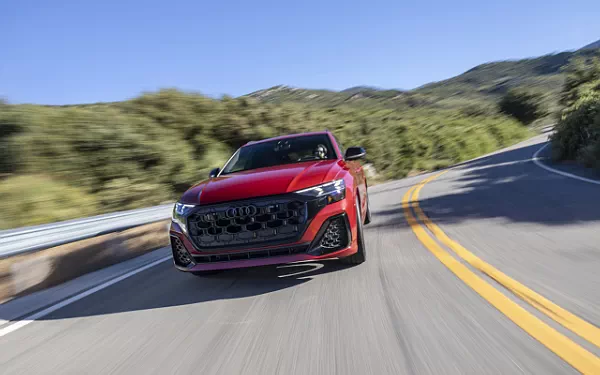 ���� ���������� Audi SQ8 TFSI quattro (Chili Red Metallic) US-spec - 2025