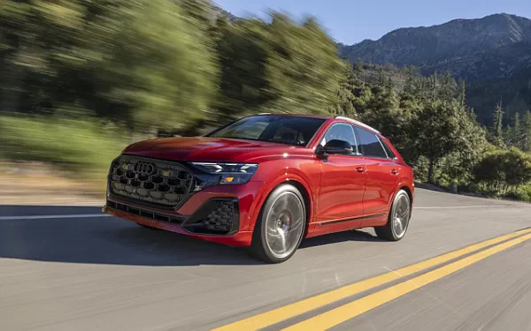 ���� ���������� Audi SQ8 TFSI quattro (Chili Red Metallic) US-spec - 2025
