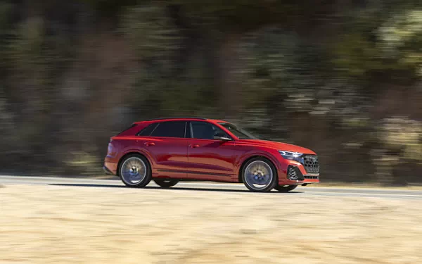 ���� ���������� Audi SQ8 TFSI quattro (Chili Red Metallic) US-spec - 2025