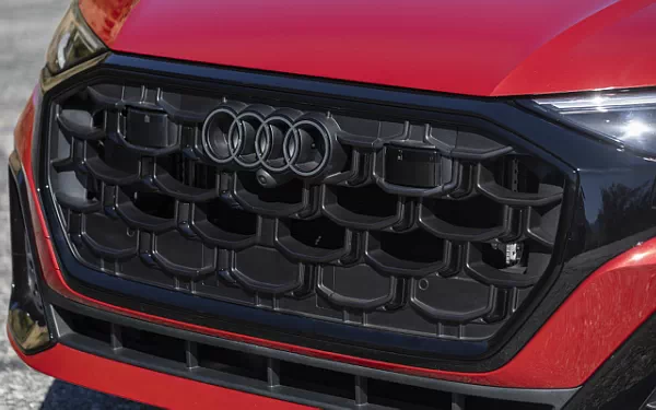 ���� ���������� Audi SQ8 TFSI quattro (Chili Red Metallic) US-spec - 2025
