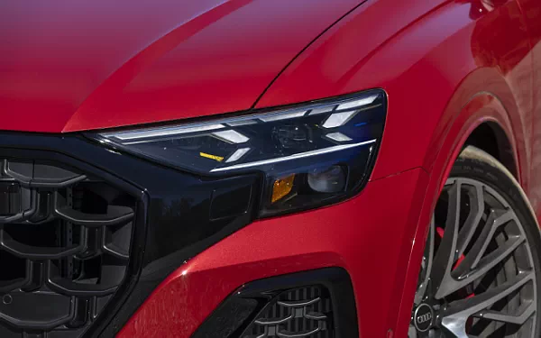 ���� ���������� Audi SQ8 TFSI quattro (Chili Red Metallic) US-spec - 2025