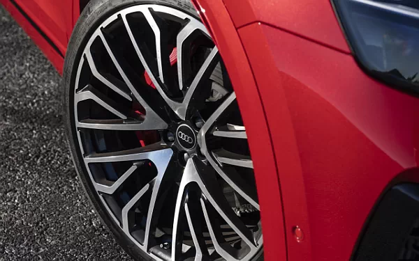 ���� ���������� Audi SQ8 TFSI quattro (Chili Red Metallic) US-spec - 2025