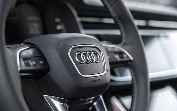 ���� ���������� Audi SQ8 TFSI quattro (Chili Red Metallic) US-spec - 2025