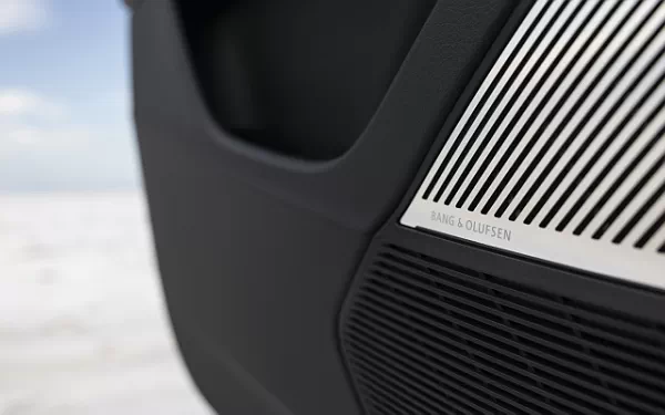 ���� ���������� Audi SQ8 TFSI quattro (Chili Red Metallic) US-spec - 2025