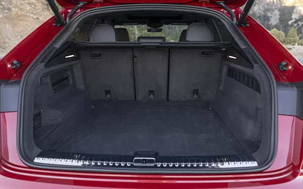 ���� ���������� Audi SQ8 TFSI quattro (Chili Red Metallic) US-spec - 2025