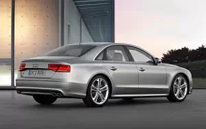   Audi S8 - 2011