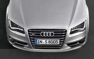   Audi S8 - 2011