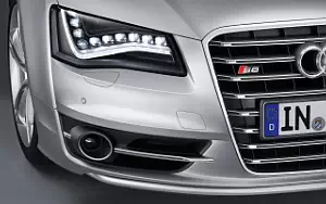   Audi S8 - 2011
