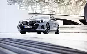   BMW i5 eDrive40 M Sport (Brooklyn Grey Metallic) - 2023