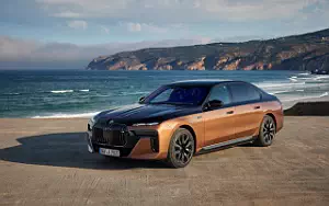   BMW i7 M70 xDrive (Two Tone Liquid Copper Sapphire Black) - 2023