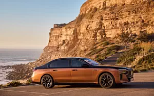   BMW i7 M70 xDrive (Two Tone Liquid Copper Sapphire Black) - 2023