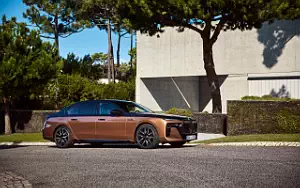   BMW i7 M70 xDrive (Two Tone Liquid Copper Sapphire Black) - 2023