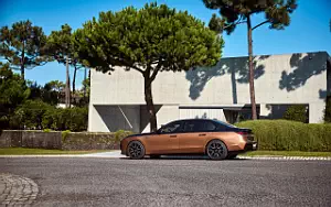   BMW i7 M70 xDrive (Two Tone Liquid Copper Sapphire Black) - 2023