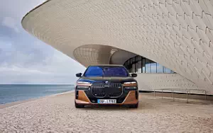   BMW i7 M70 xDrive (Two Tone Liquid Copper Sapphire Black) - 2023