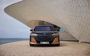   BMW i7 M70 xDrive (Two Tone Liquid Copper Sapphire Black) - 2023