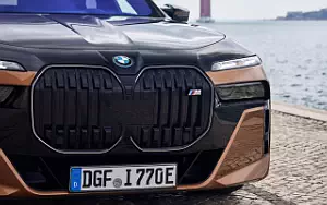   BMW i7 M70 xDrive (Two Tone Liquid Copper Sapphire Black) - 2023