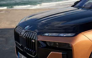   BMW i7 M70 xDrive (Two Tone Liquid Copper Sapphire Black) - 2023