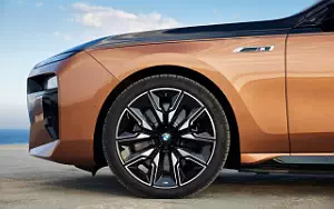   BMW i7 M70 xDrive (Two Tone Liquid Copper Sapphire Black) - 2023