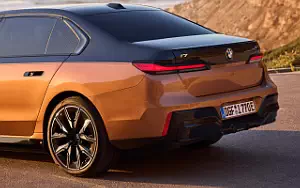   BMW i7 M70 xDrive (Two Tone Liquid Copper Sapphire Black) - 2023