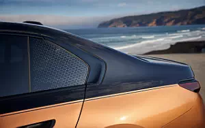   BMW i7 M70 xDrive (Two Tone Liquid Copper Sapphire Black) - 2023
