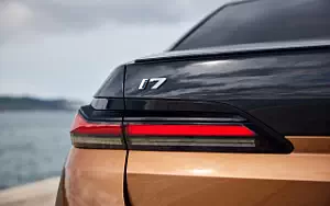   BMW i7 M70 xDrive (Two Tone Liquid Copper Sapphire Black) - 2023
