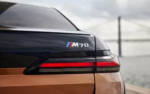   BMW i7 M70 xDrive (Two Tone Liquid Copper Sapphire Black) - 2023