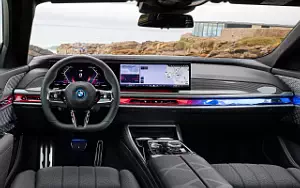   BMW i7 M70 xDrive (Two Tone Liquid Copper Sapphire Black) - 2023