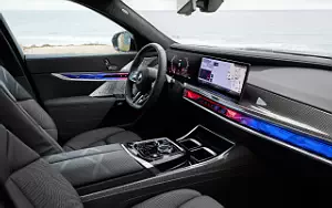   BMW i7 M70 xDrive (Two Tone Liquid Copper Sapphire Black) - 2023