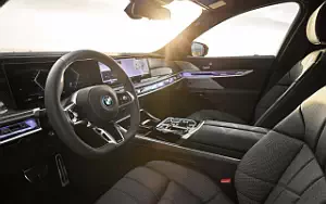   BMW i7 M70 xDrive (Two Tone Liquid Copper Sapphire Black) - 2023