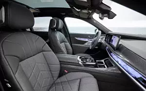   BMW i7 M70 xDrive (Two Tone Liquid Copper Sapphire Black) - 2023