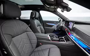   BMW i7 M70 xDrive (Two Tone Liquid Copper Sapphire Black) - 2023