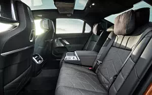  BMW i7 M70 xDrive (Two Tone Liquid Copper Sapphire Black) - 2023