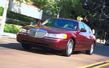   Lincoln Town Car - 2001