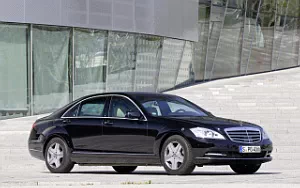   Mercedes-Benz S600 Guard - 2011