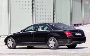   Mercedes-Benz S600 Guard - 2011