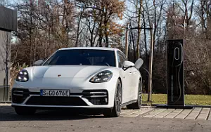   Porsche Panamera Turbo S E-Hybrid (Carrara White Metallic) - 2020