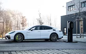   Porsche Panamera Turbo S E-Hybrid (Carrara White Metallic) - 2020