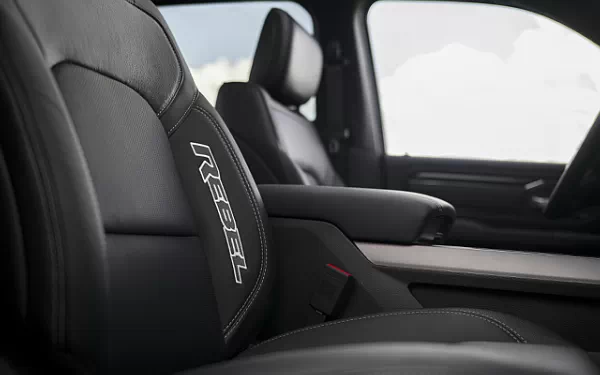 ���� ���������� Ram 1500 Rebel (Billet Silver Metallic/Diamond Black) - 2024