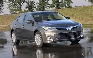   Toyota Avalon Hybrid - 2013