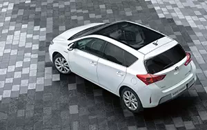   Toyota Auris Hybrid - 2012