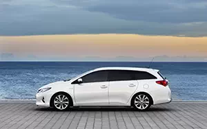   Toyota Auris Touring Sports Hybrid - 2013