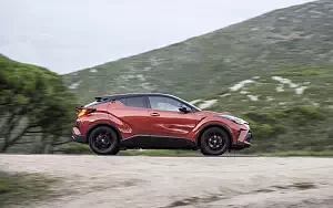   Toyota C-HR Hybrid (Orange) - 2019